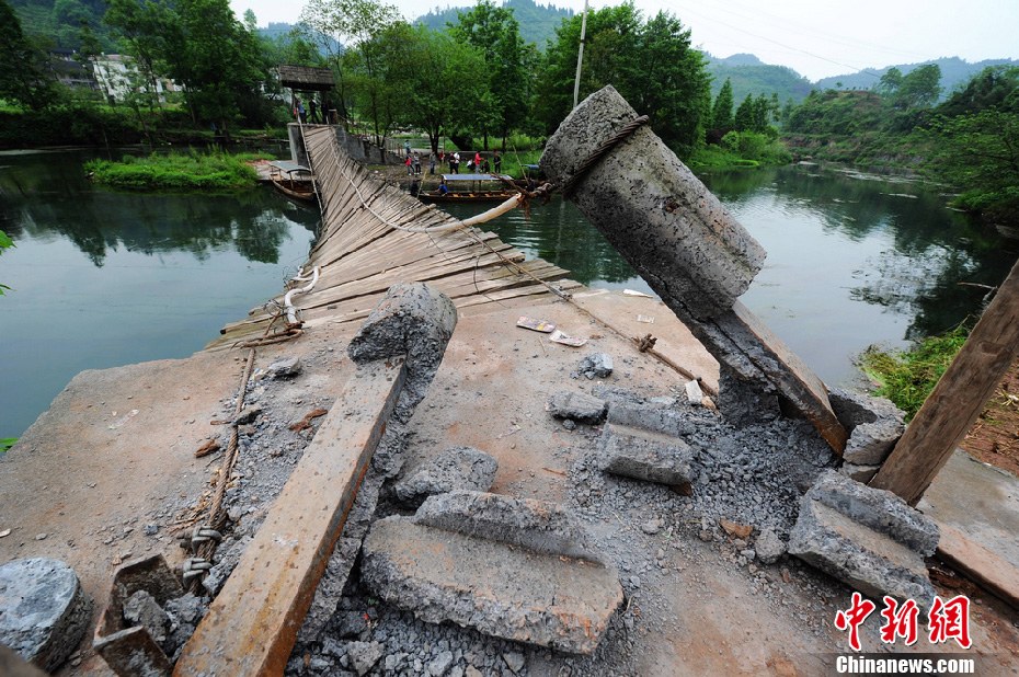 圖為吊橋的橋墩已經(jīng)嚴(yán)重斷裂。