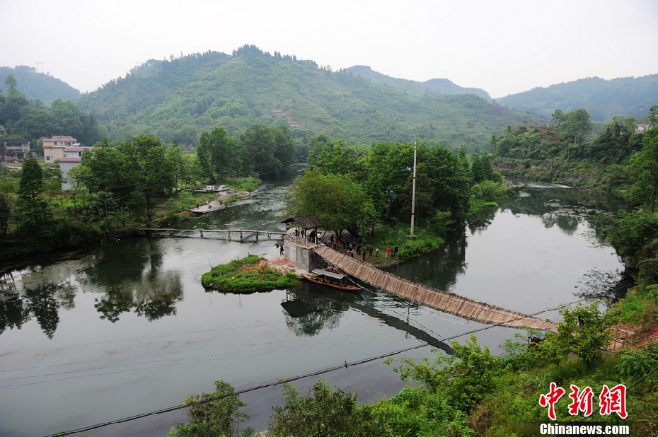 5月2日，鳳凰縣搜尋人員仍在沱江下游搜尋。