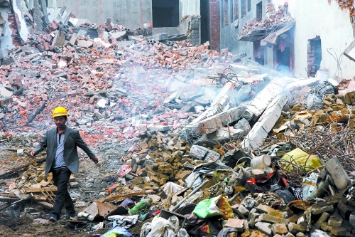 一座清朝老宅被一把火燒成了灰燼。透過青煙，才能看到它曾存在過的痕跡