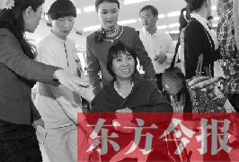 坐在輪椅上的，就是為兒子捐出肝、腎的母親潘大想