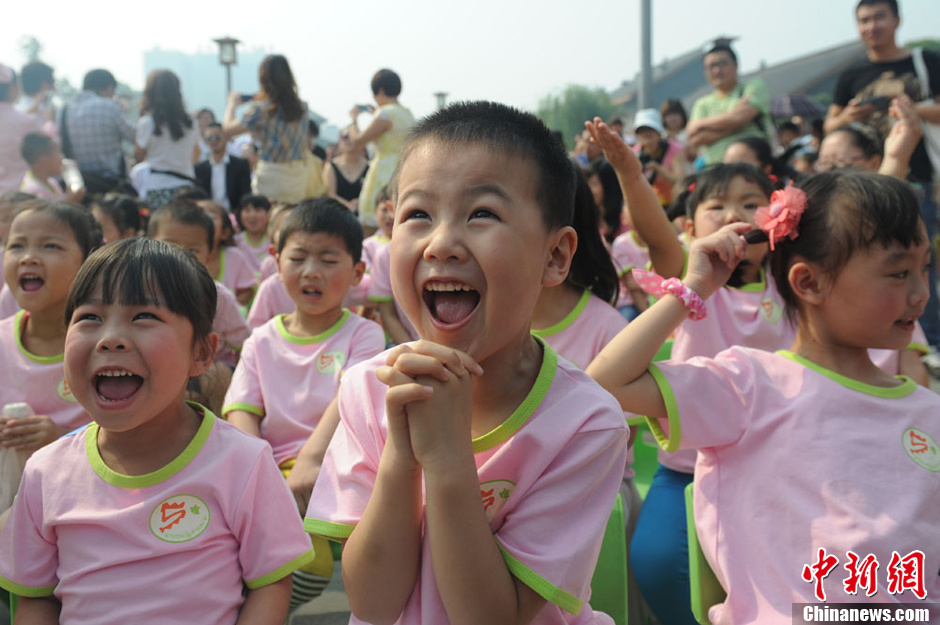 圖為參加集體生日的“地震寶寶”。張浪 攝