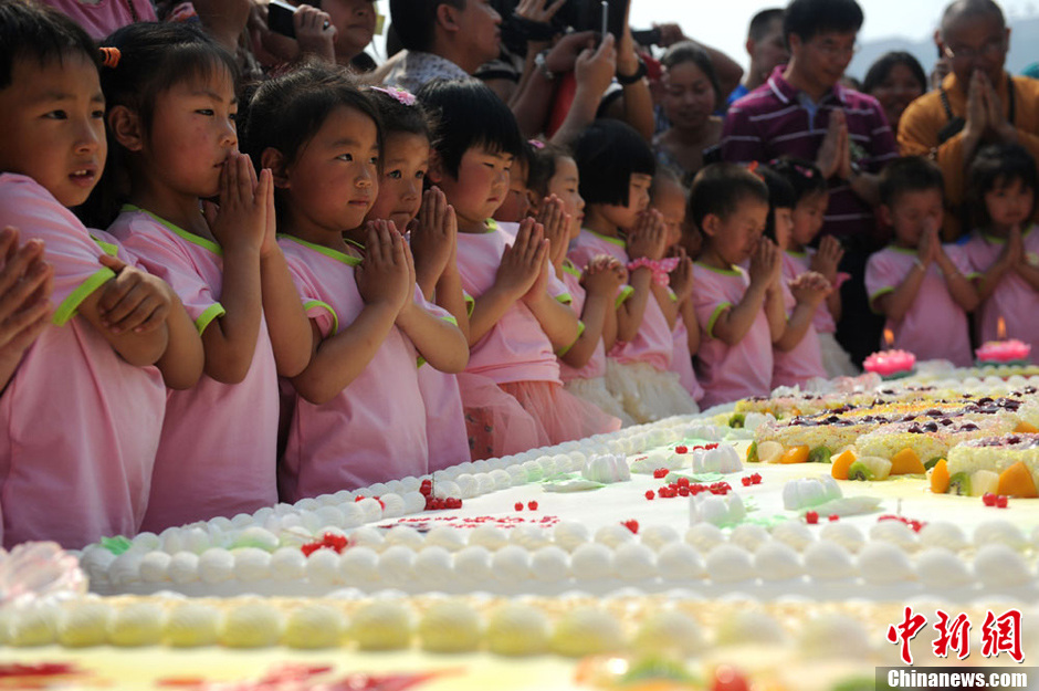 圖為孩子們在生日蛋糕前許下愿望。張浪 攝