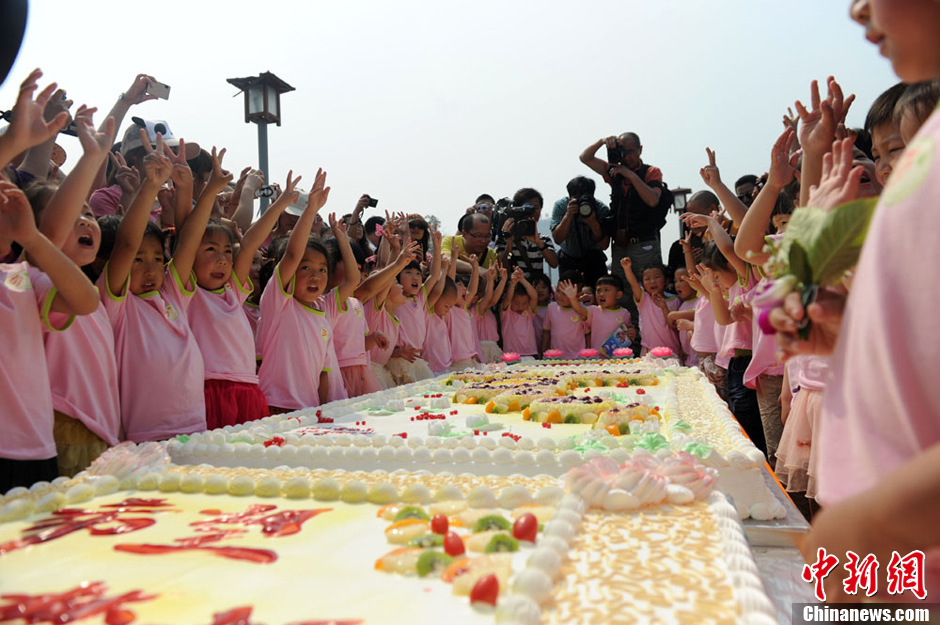 圖為孩子們準(zhǔn)備享用生日蛋糕。張浪 攝