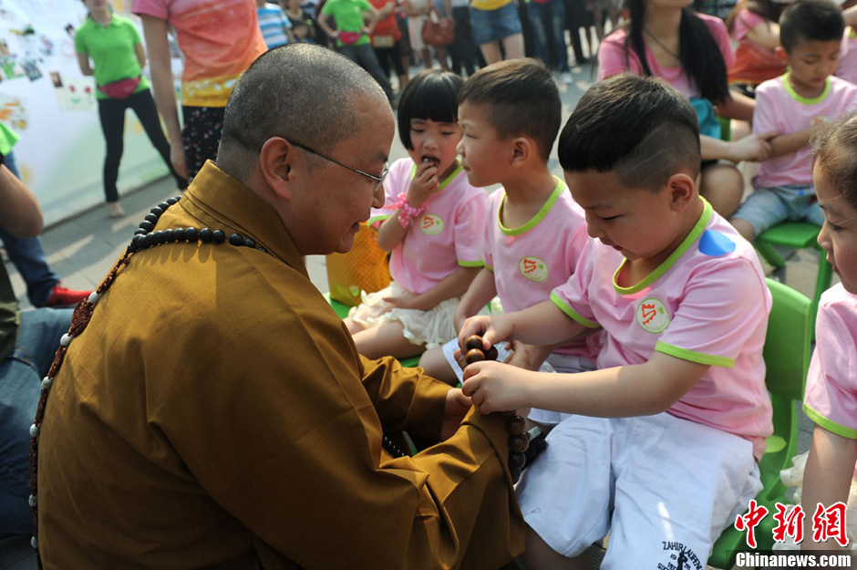 圖為羅漢寺素全法師與參加生日party的孩子。張浪 攝