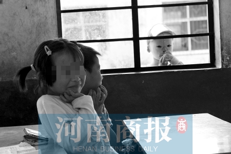 她不止一次說想去上學(xué)，而更多的時(shí)候，她是站在教室外面，眼巴巴地看著里面的小朋友