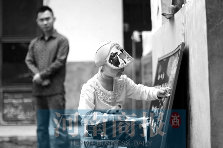 右手受傷了，她用左手在家里的小黑板上練習(xí)寫字