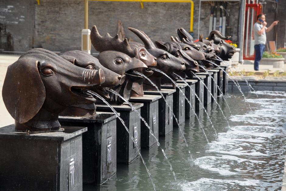 圖為十二獸首嘴里不停向外噴水。