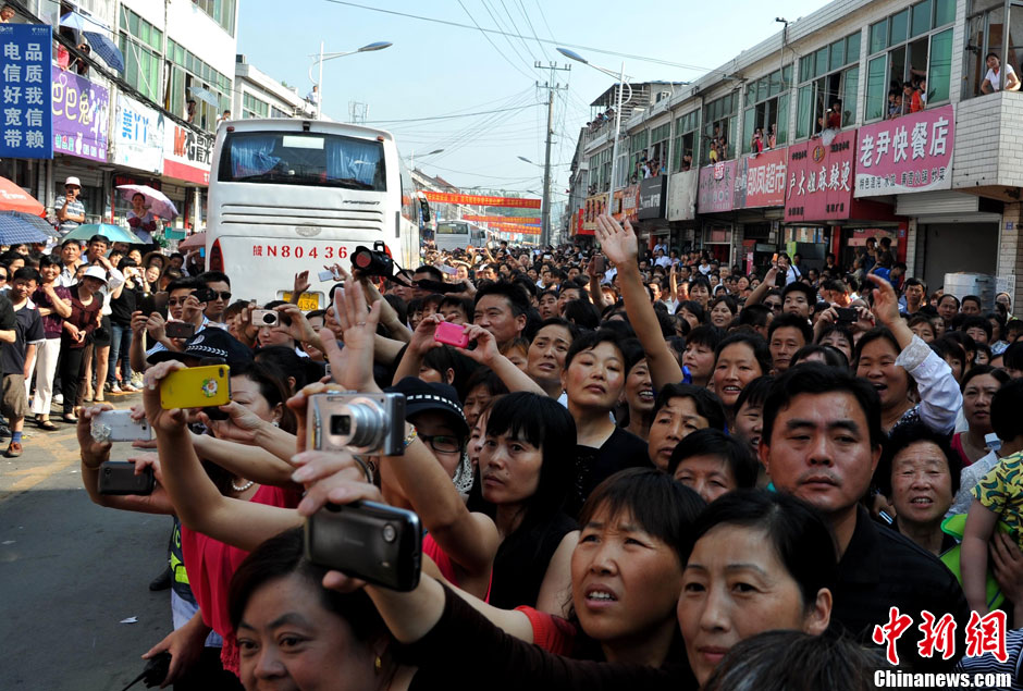 6月5日，一年一度的毛坦廠鎮(zhèn)“送考節(jié)”到來，70輛大巴車護(hù)送毛坦廠中學(xué)萬名考生安全赴考。