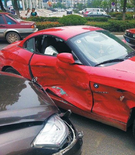 寶馬車門完全變形。