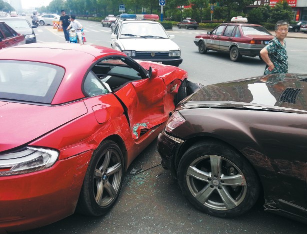 兩部?jī)r(jià)值百萬(wàn)左右的豪車在碰撞中損傷嚴(yán)重。謝德勝 記者金學(xué)永/攝