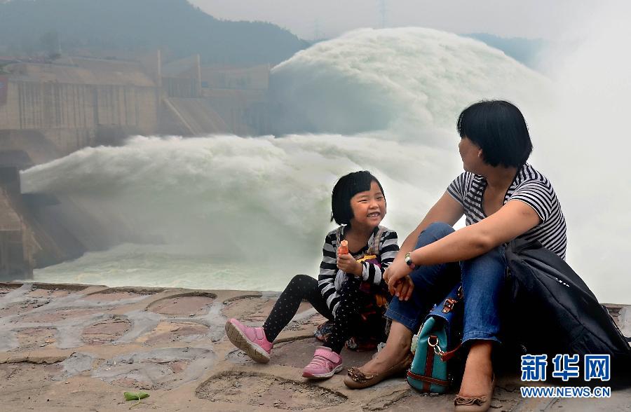 　6月22日，兩位游客在黃河小浪底景區(qū)內(nèi)歇息。