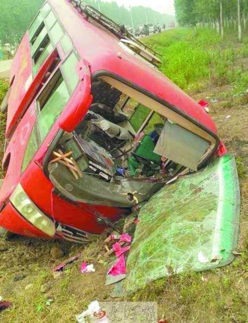 　扎進(jìn)溝里的中巴車，擋風(fēng)玻璃碎了一地。