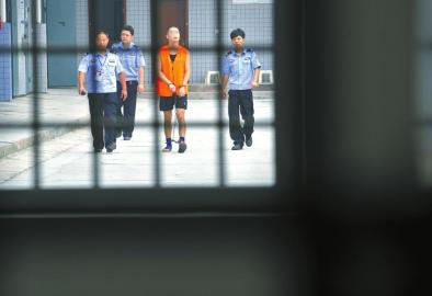 劉明前往家屬會(huì)見(jiàn)室和父母見(jiàn)最后一面。 吳小川 攝