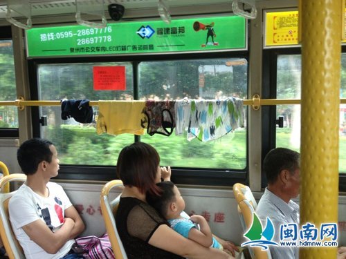衣服就晾在公交車(chē)內(nèi)橫桿上(網(wǎng)友“六月弍六”供圖) 衣服就晾在公交車(chē)內(nèi)橫桿上(網(wǎng)友“六月弍六”供圖)