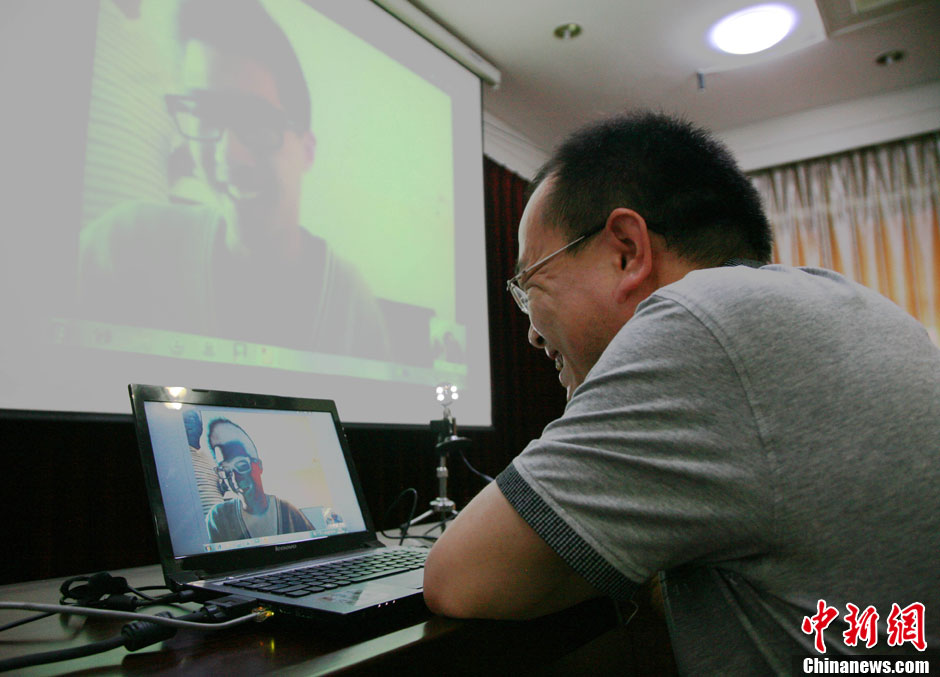 浙江江山韓亞空難親歷學(xué)生與國內(nèi)家長進(jìn)行視頻對話 中新社發(fā) 李晨韻/攝