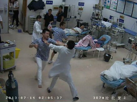 凌晨二點：醉酒患者及同伴大鬧急診科 護(hù)士舍身遭重傷 其他危重病患無恙