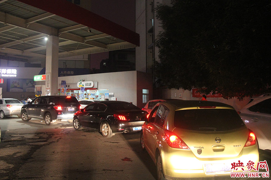 加油站內(nèi)，車主們正在正待為愛車加油