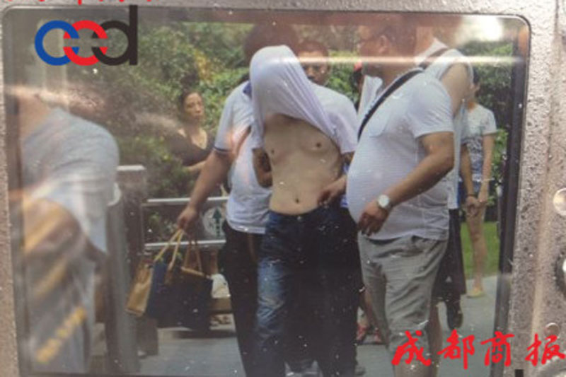 圖為事發(fā)現(xiàn)場(chǎng)，嫌疑人被警方控制。