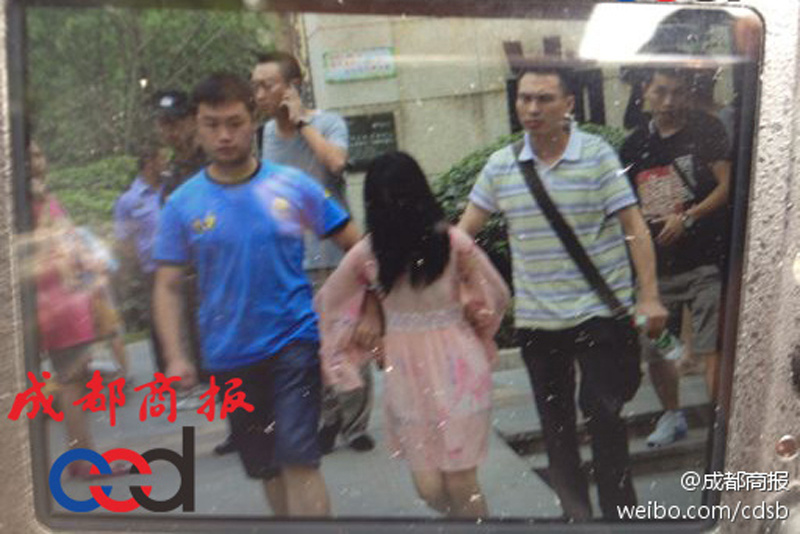 圖為事發(fā)現(xiàn)場(chǎng)，嫌疑人被警方控制。