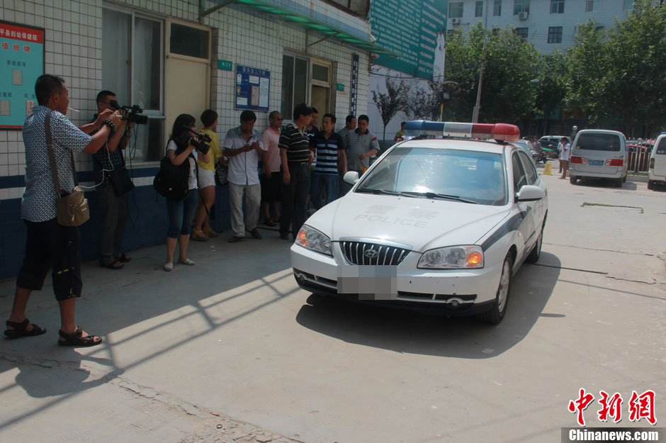 圖為護(hù)送獲救嬰兒的警察駛?cè)敫黄娇h婦幼保健院。張一辰 攝