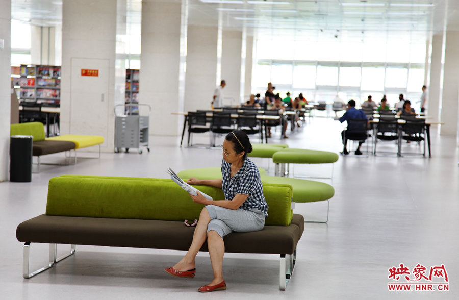 早上十點左右，已經(jīng)有不少讀者來管內(nèi)看書了。