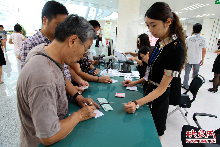 辦理借書卡很便捷，只需要身份證和一百元押金就可以。