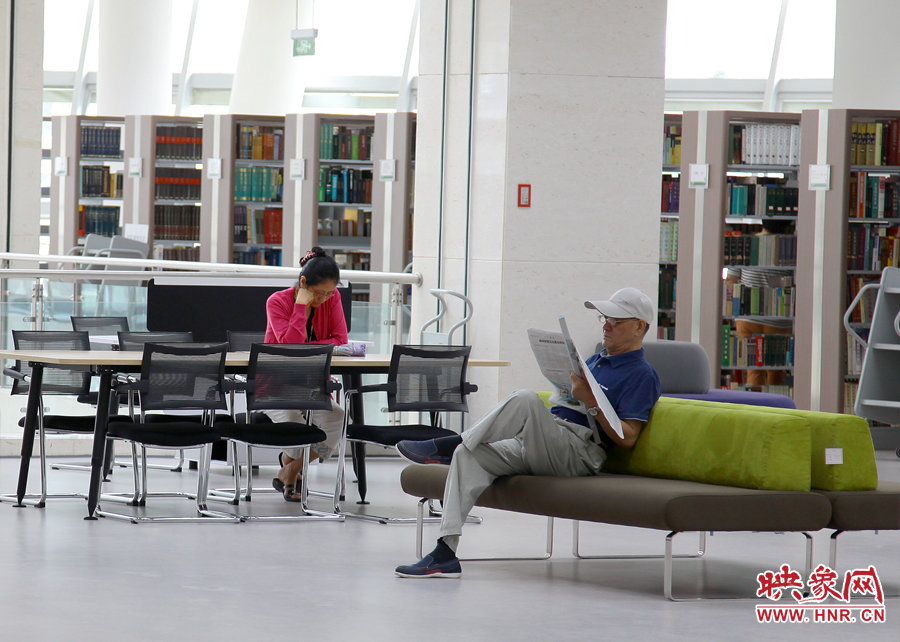 閱讀區(qū)有沙發(fā)，有桌椅，讓讀者有了更多的選擇。