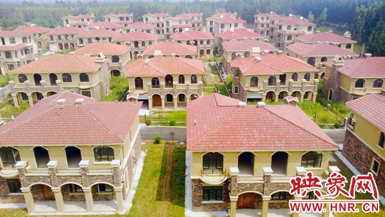 這里的別墅共計(jì)30多棟，有兩層的，也有三層的，主體、裝修都已經(jīng)完工