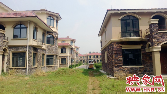 圖為別墅群內(nèi)正在進(jìn)行最后的鋪路、綠化