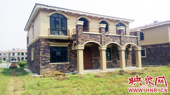 這里的別墅有兩層的，也有三層的，主體、裝修都已經(jīng)完工