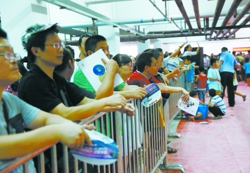 家長在休息區(qū)內(nèi)張望著小孩 家長在休息區(qū)內(nèi)張望著小孩