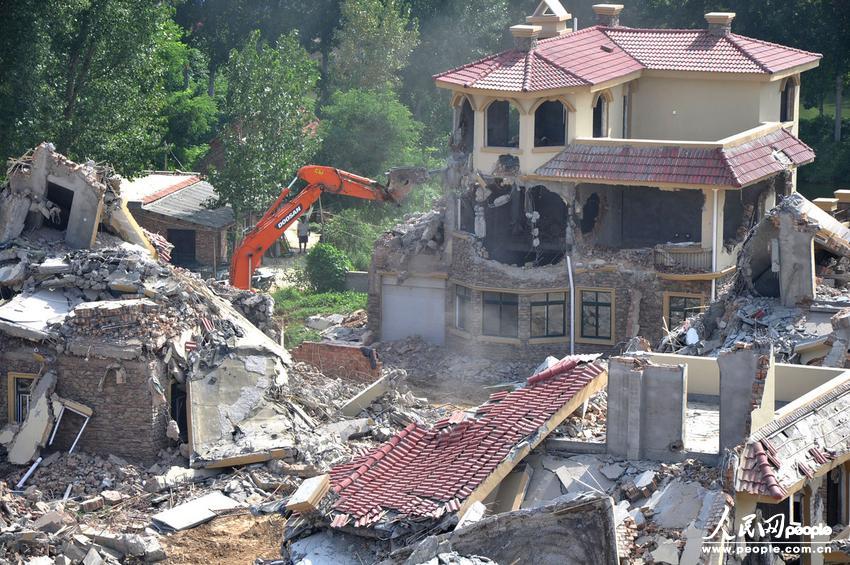 2013年8月18日，在黃河南岸鄭州市惠濟(jì)區(qū)花園口鎮(zhèn)申莊村，違規(guī)修建的別墅正在被拆除。張濤/東方IC