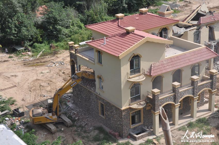 2013年8月18日，在黃河南岸鄭州市惠濟(jì)區(qū)花園口鎮(zhèn)申莊村，違規(guī)修建的別墅正在被拆除。張濤/東方IC