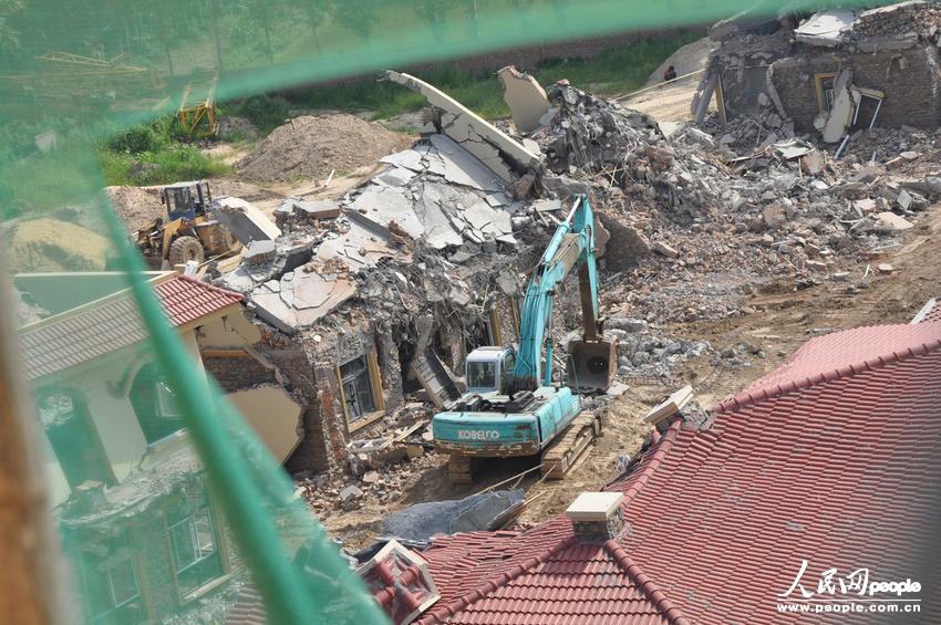 2013年8月18日，在黃河南岸鄭州市惠濟(jì)區(qū)花園口鎮(zhèn)申莊村，違規(guī)修建的別墅正在被拆除。張濤/東方IC