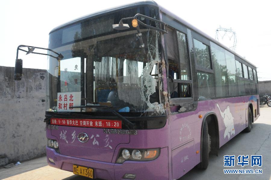 事發(fā)公交車(chē)左前方的擋風(fēng)玻璃破了一個(gè)大洞（8月20日攝）。