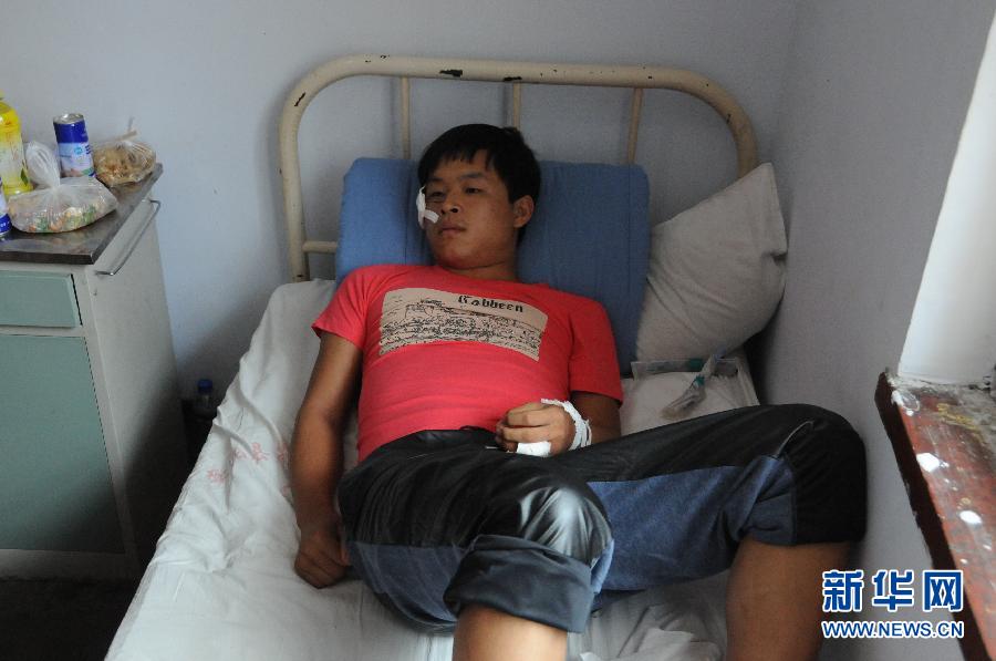 　8月20日，一名傷者在醫(yī)院接受救治。