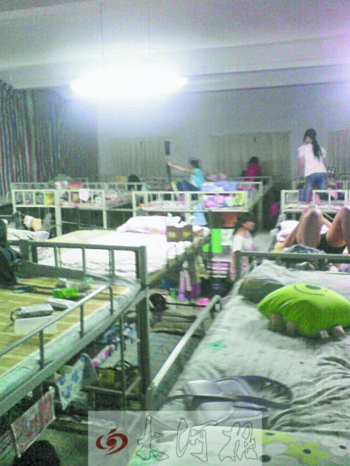 住在電教室里的女生們，擁擠不堪。