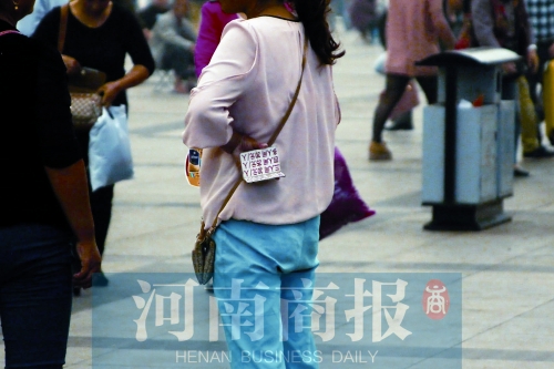 火車站廣場，一女子拿著寫有不同房型價位的卡片在拉客，不少市民抱怨，受過此類“騷擾”