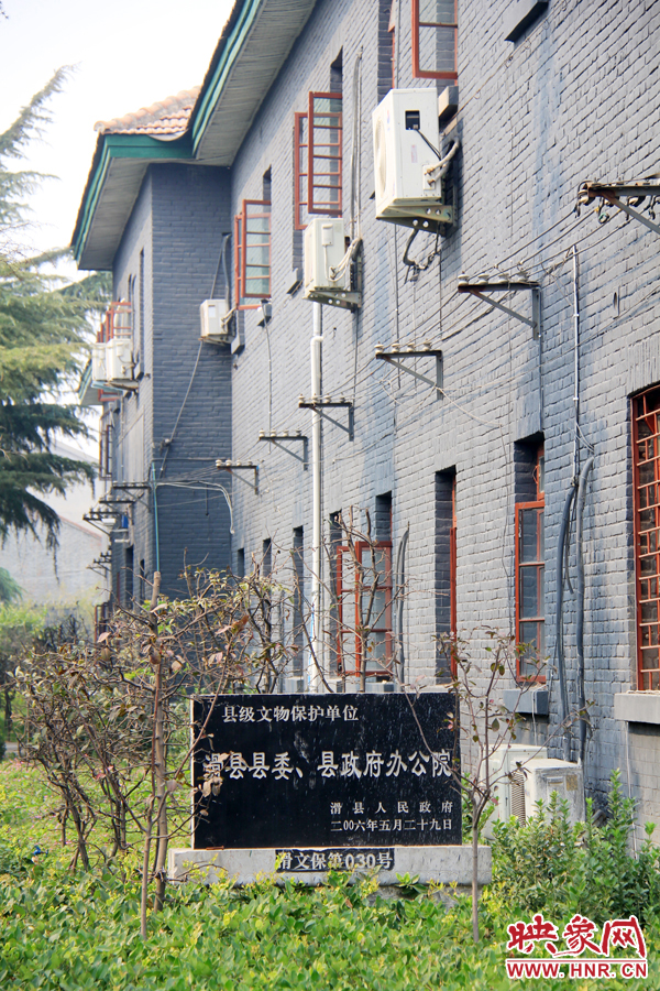因?yàn)榭h委大院‘陳舊老土’,政府大院的蘇式建筑于2006年被列為縣級(jí)文物保護(hù)單位。
