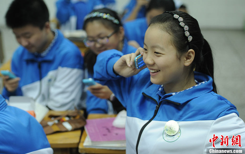 圖為一同學正在試手機的通話功能。