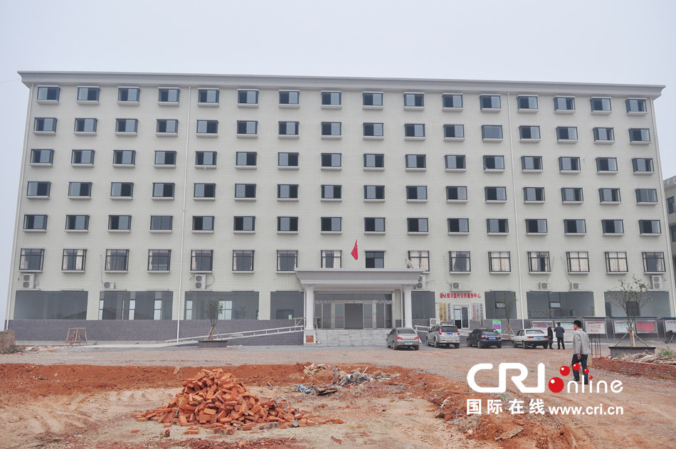 2013年10月21日，長(zhǎng)沙云蓋村欠債千萬新建的豪華村部樓。