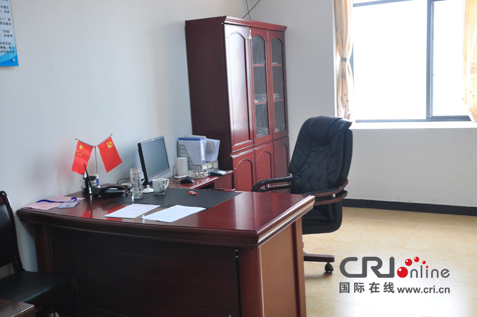 2013年10月21日，長(zhǎng)沙云蓋村欠債千萬新建的豪華村部樓。