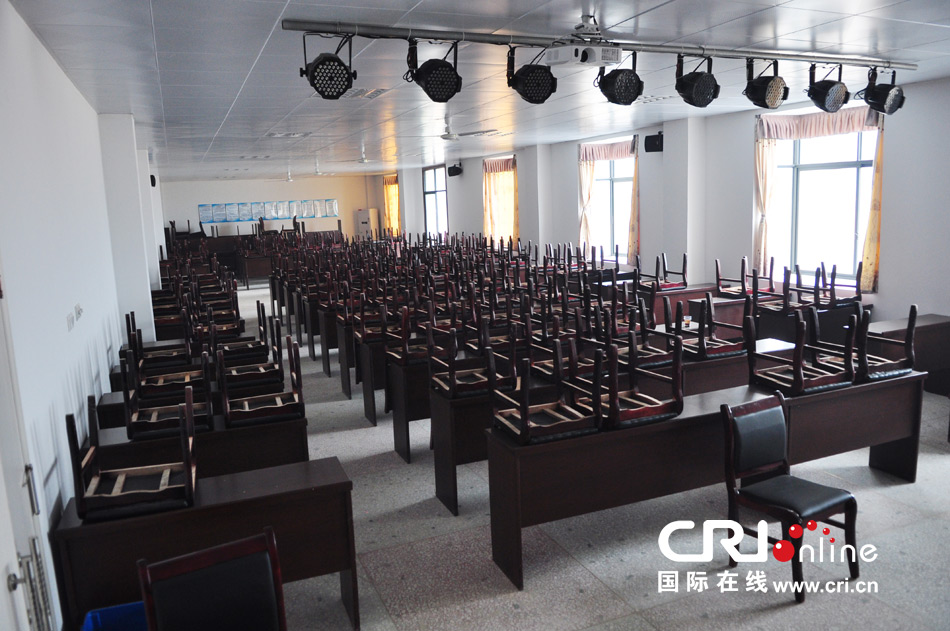 2013年10月21日，長(zhǎng)沙云蓋村欠債千萬新建的豪華村部樓。