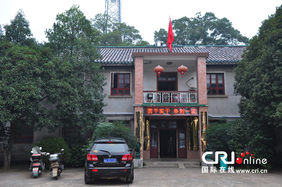 　2013年10月21日，這是蓮花鎮(zhèn)人民政府的辦公樓，和蓮花鎮(zhèn)云蓋村的辦公樓相比，寒酸不少。