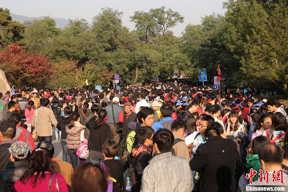 　10月26日，北京香山公園內(nèi)游客摩肩接踵。
