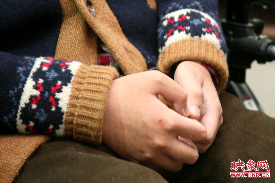 也許是對(duì)陌生人來訪的感受到了拘謹(jǐn)，王海龍的雙手僅僅的握著