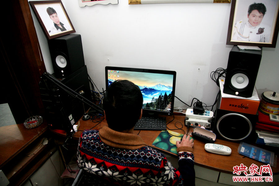 這張小小的工作臺(tái)就是海龍的一片小天地，他可以在這里練歌，也可在這里回味他的過去