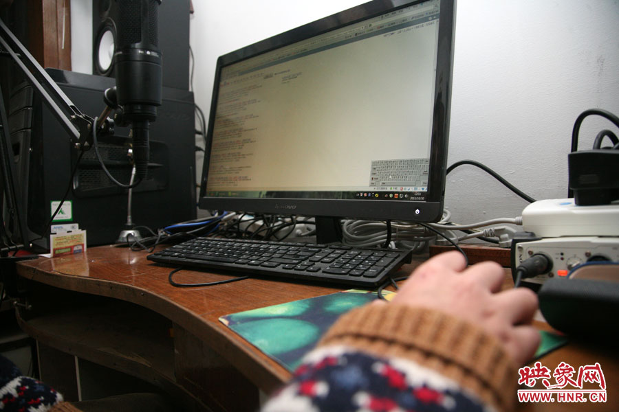 由于海龍只剩下兩根手指可以做動(dòng)作，聰明的他調(diào)出軟鍵盤來打字搜索