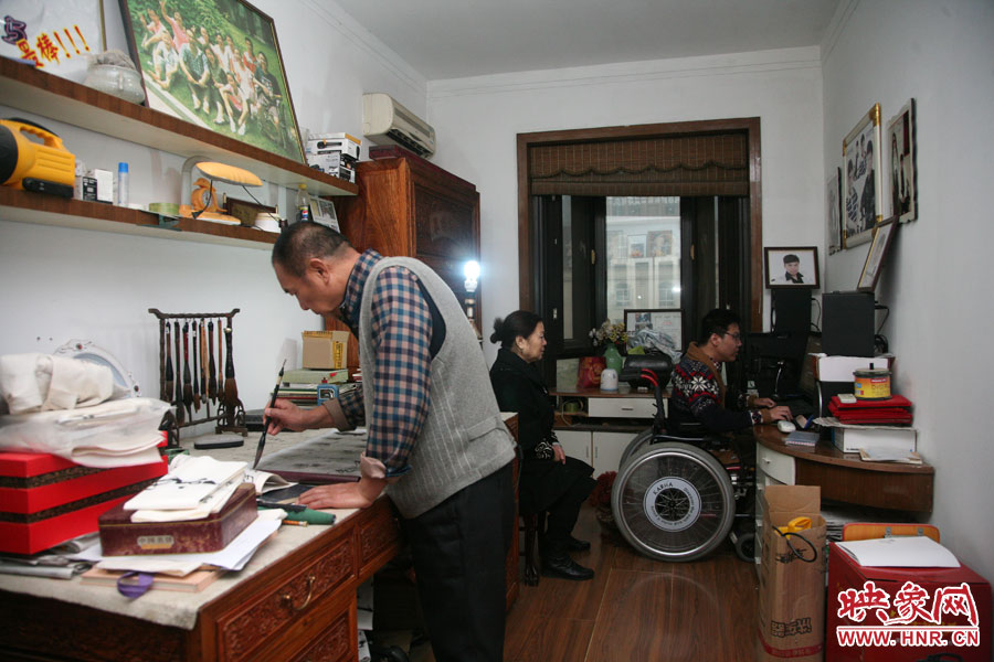 小小的書房里，爺孫三人在坐著各自的事情，姥爺在練書法，姥姥在旁專心的看著海龍，海龍?jiān)诒M情的歌唱