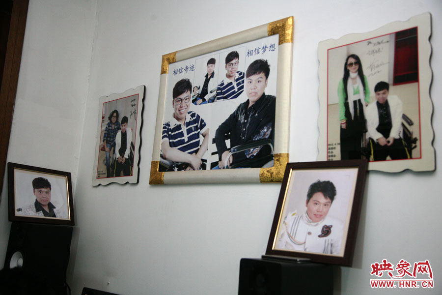 海龍的房間內(nèi)掛滿了這些年他走過的路程。